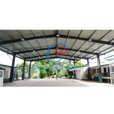 Des barreaux de toit en métal préfabriqués, un bâtiment en acier, un terrain de basket.