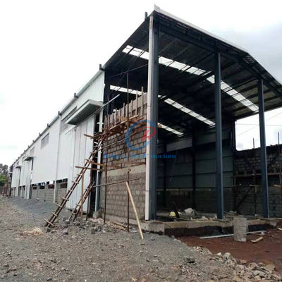 Construction de structures en acier PEB modernes pour l'industrie et le commerce