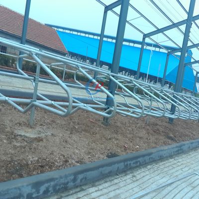 Structure en acier moderne, étable de vache, bâtiments agricoles en acier durable