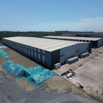 Entrepôt à structure métallique sur mesure avec fondation en béton