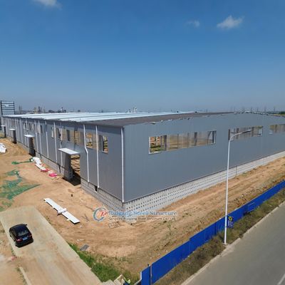 Entrepôt de structure en acier sur mesure avec panneaux translucides pour l'éclairage naturel