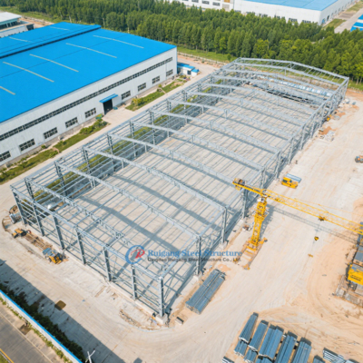 Entrepôt de structure en acier PEB personnalisé à grande portée pour une utilisation industrielle avec grue et ventilateur