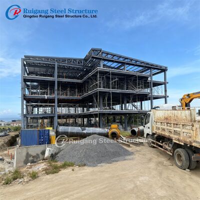 Construction à plusieurs étages en acier