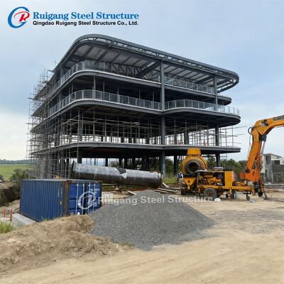 Bâtiment en acier à plusieurs étages avec structure en acier préfabriquée pour une charge de vent allant jusqu'à 300 km/h et galvanisation à chaud utilisant l'acier de qualité Q355/Q235